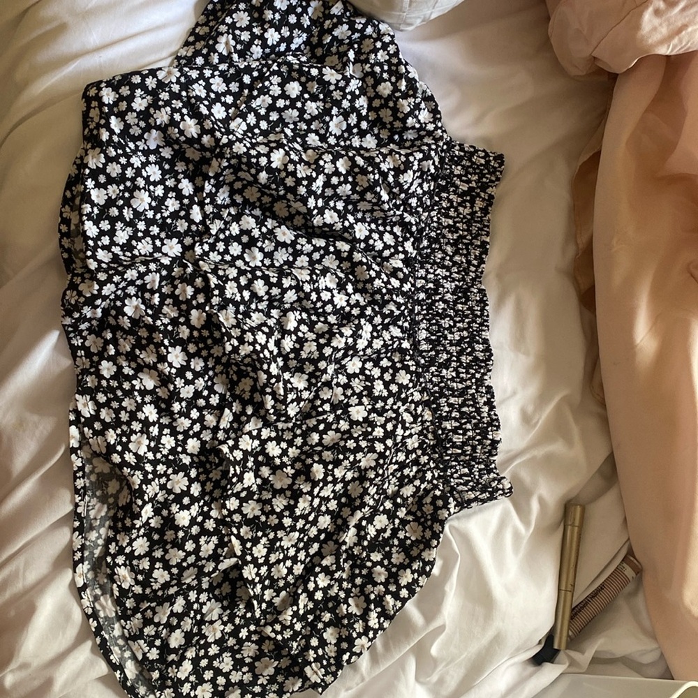 Skirt black and white with flowers